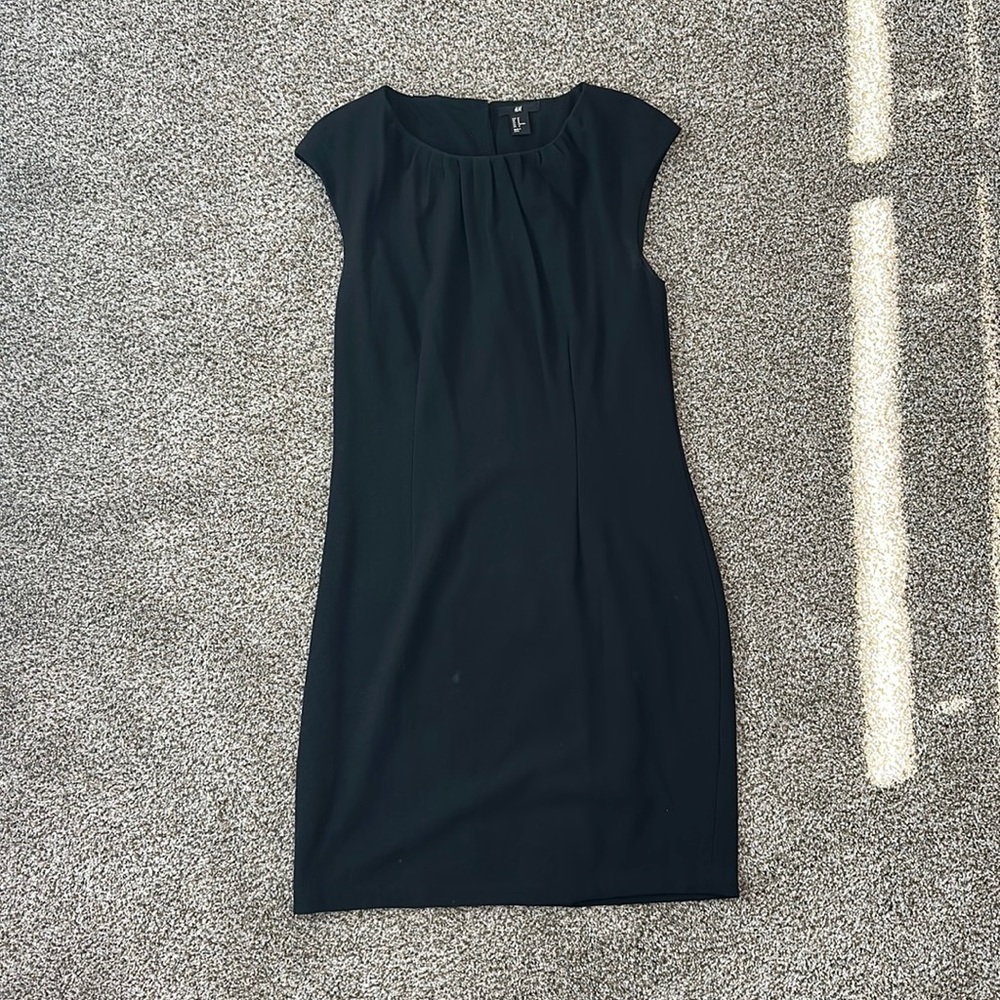 Size 12 black shift dress. Great for a business look. H&M